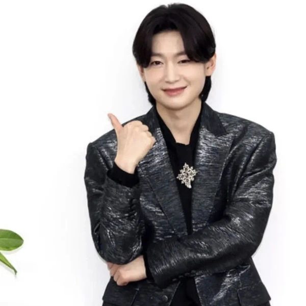 今天最受喜愛的Kim Yongbin模樣