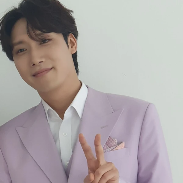 Foto populer Choi Woojin yang penuh cinta dari penggemar