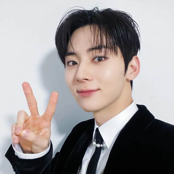 充滿粉絲愛的黃旼炫人氣照片