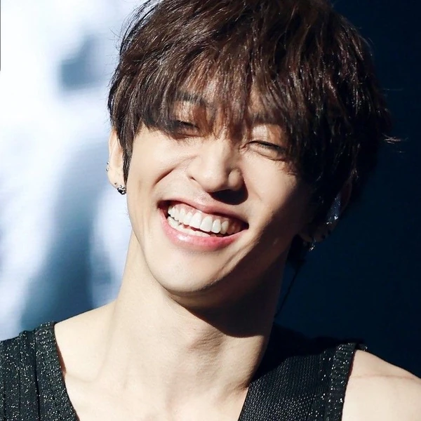 充滿粉絲愛的李承允人氣照片