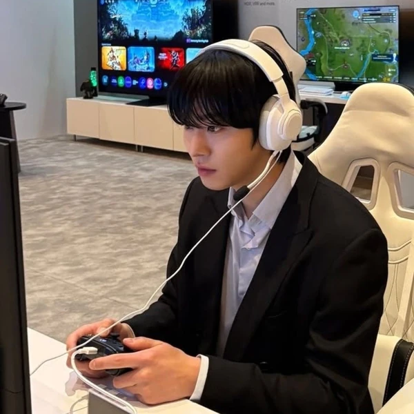 今天最受喜爱的安孝燮模样