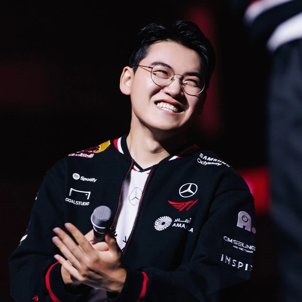 Foto populer Gumayusi yang penuh cinta dari penggemar