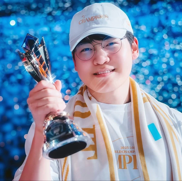 今天在Choeaedol Celeb中最闪耀的Gumayusi代表照片