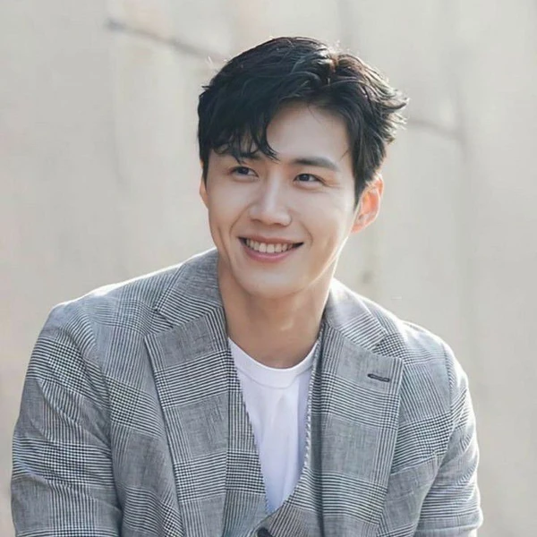 Foto populer Kim Seonho yang penuh cinta dari penggemar