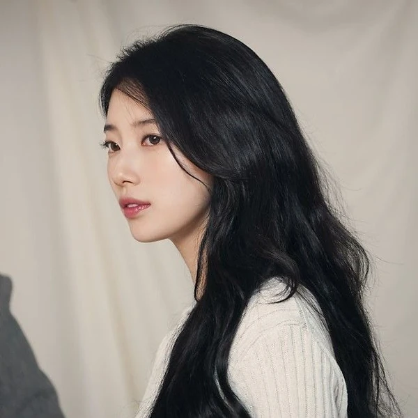 The most loved look of Bae Suzy today