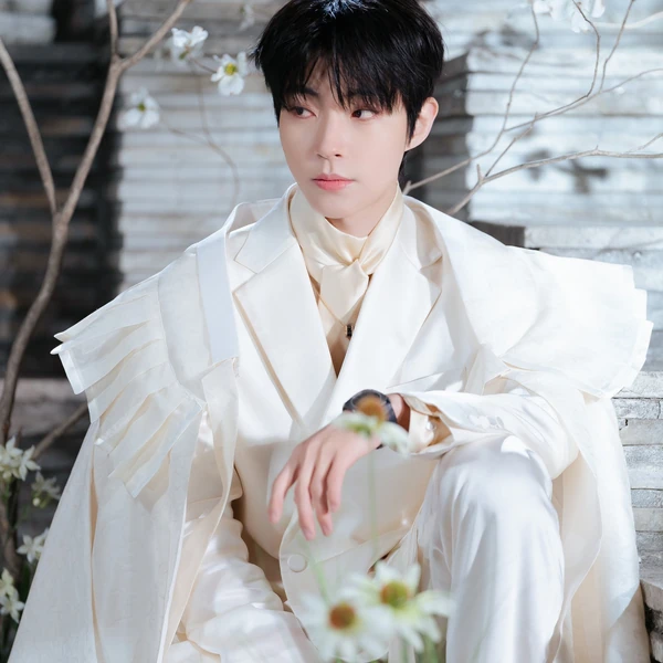 The most loved look of Hwang Inyoup today