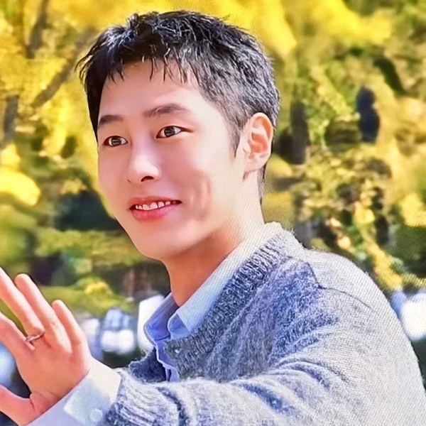 Popular photo full of fans’ love for Lee Jaewook