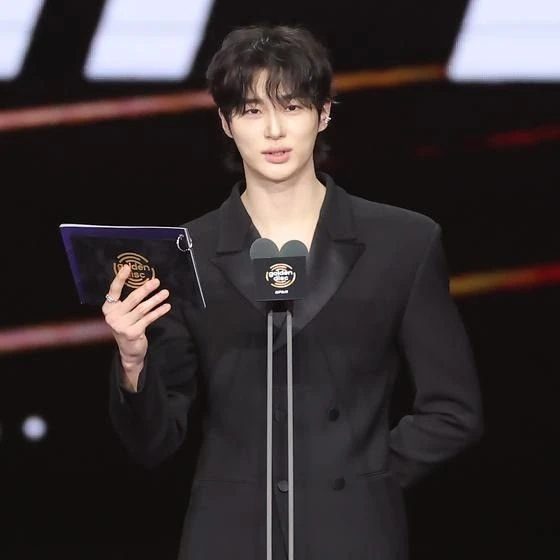 Popular photo full of fans’ love for Byeon Wooseok