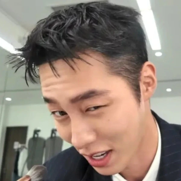 Popular photo full of fans’ love for Lee Jaewook