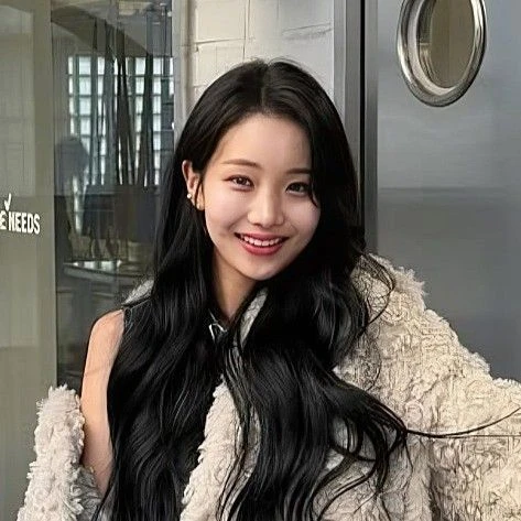 The most loved look of Kim Soyeon (2004) today