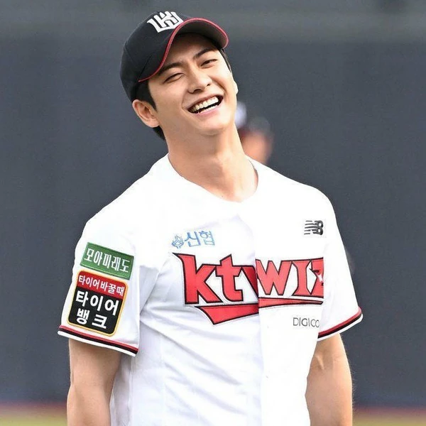 Popular photo full of fans’ love for Kang Taeoh