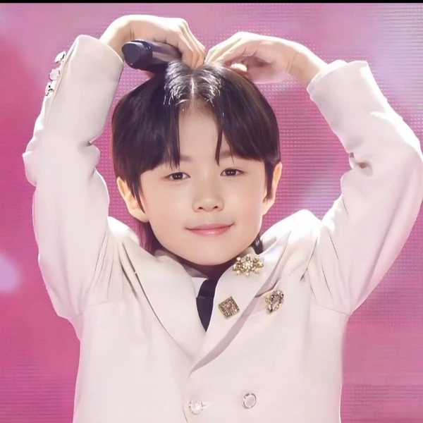 Foto populer You Jiwoo yang penuh cinta dari penggemar