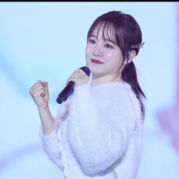 Popular photo full of fans’ love for Younha