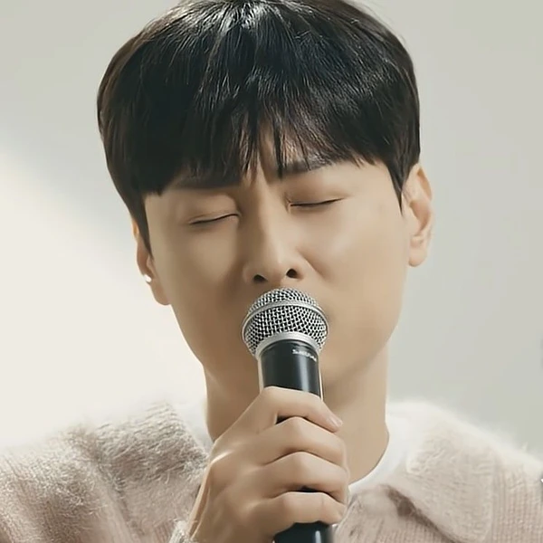 Popular photo full of fans’ love for Min Kyunghoon