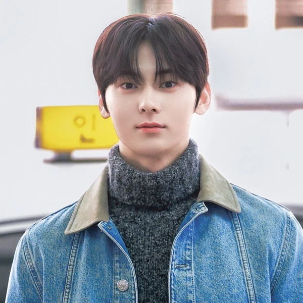 Popular photo full of fans’ love for Hwang Minhyun