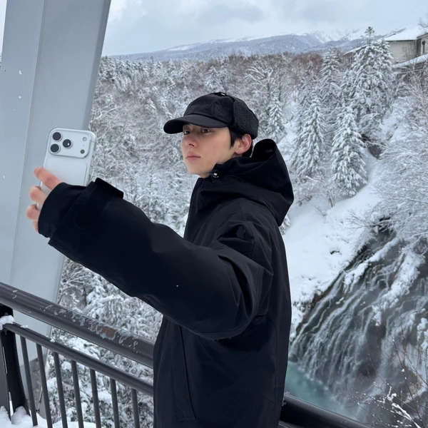 Popular photo full of fans’ love for Hwang Minhyun