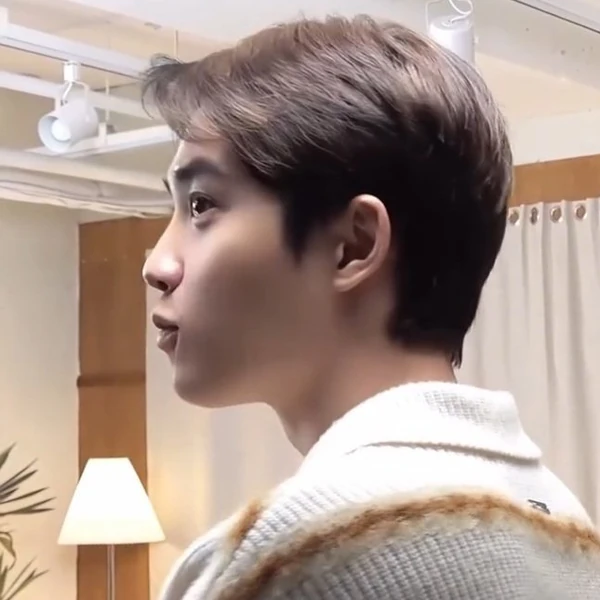 今天最受喜爱的都暻秀 (D.O.)模样