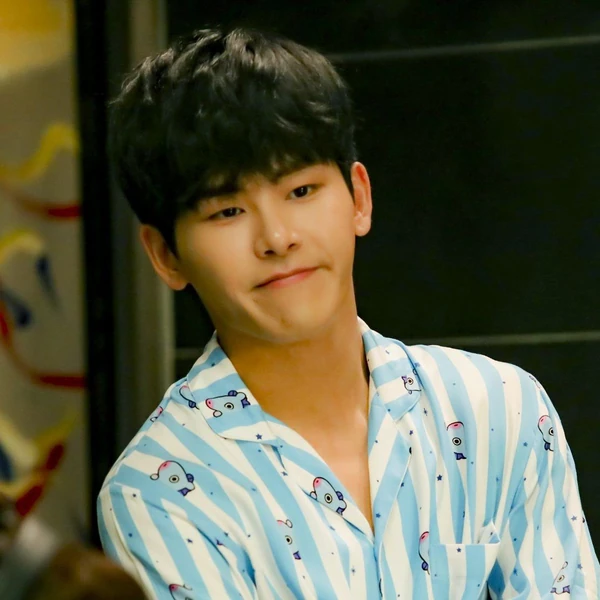 The most loved look of Hoya today