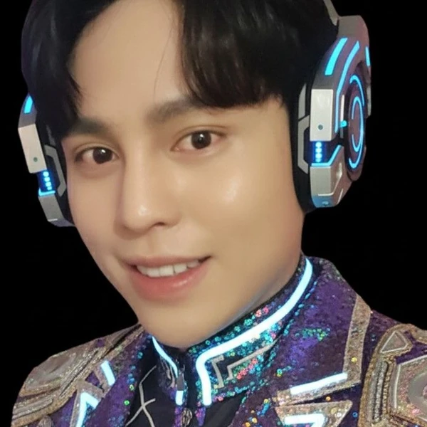 Popular photo full of fans’ love for Mooryong