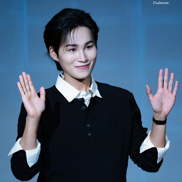 Popular photo full of fans’ love for Kim Heejae