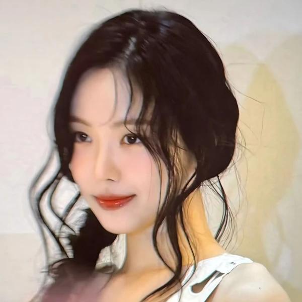 The most loved look of Son Naeun today