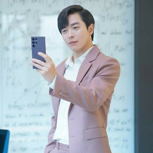 Popular photo full of fans’ love for Kim Jaewook