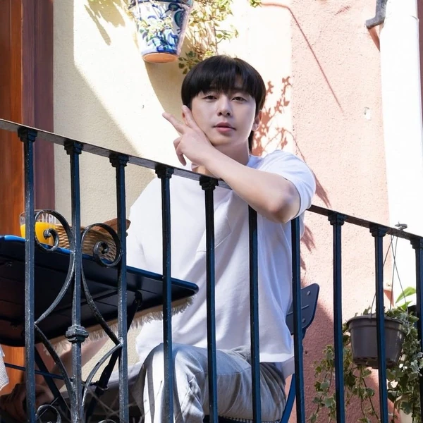 Popular photo full of fans’ love for Park Seojoon