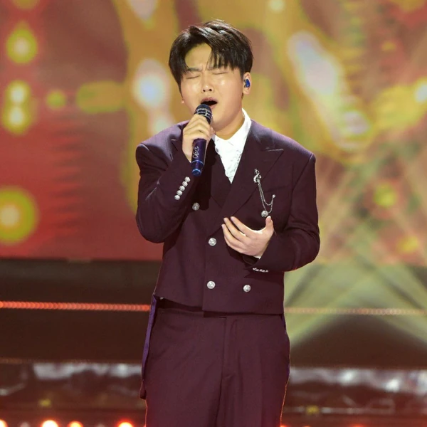 The most loved look of Park Sungon today