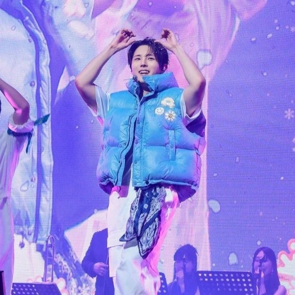 充滿粉絲愛的金俊賢人氣照片