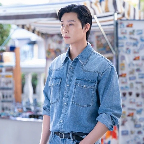 The most loved look of Park Seojoon today