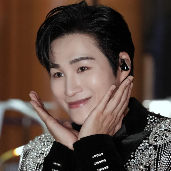 充满粉丝爱意的金熙栽人气照片