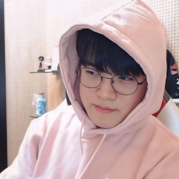 Foto profil terbaik Gumayusi hari ini di Choeaedol Celeb