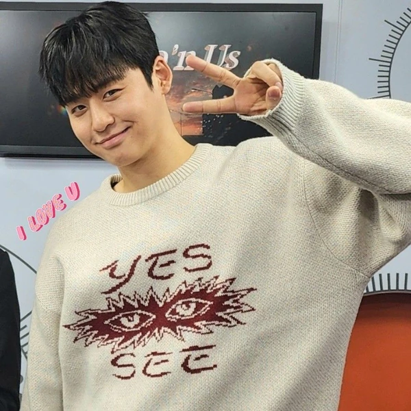 Popular photo full of fans’ love for Lee Solomon