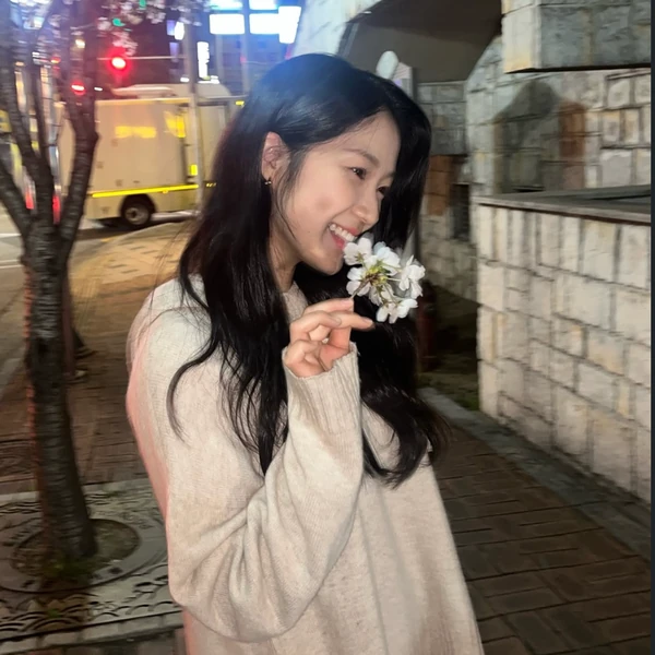 Popular photo full of fans’ love for Kim Hyeyoon