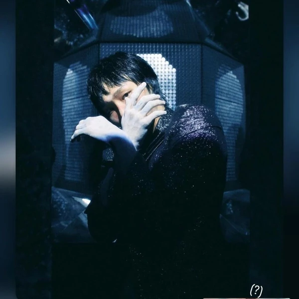 Popular photo full of fans’ love for Ki Moogan