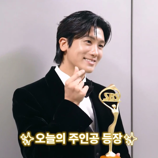 The most loved look of Park Hyungsik today