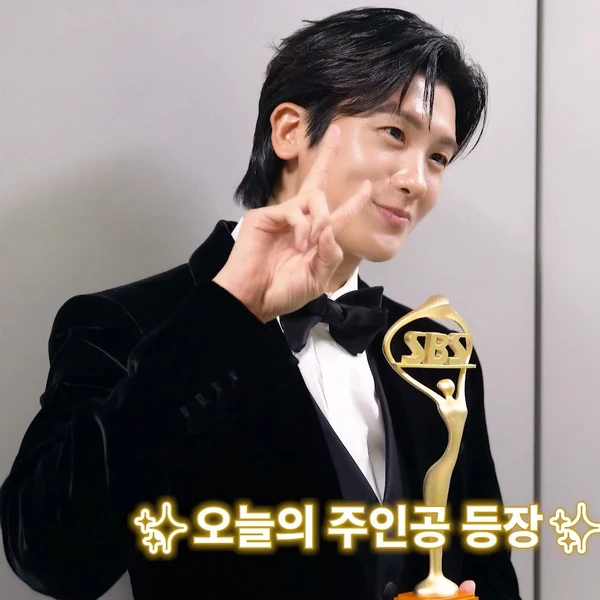 Popular photo full of fans’ love for Park Hyungsik