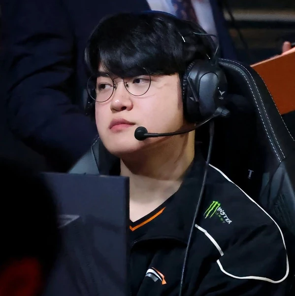 Foto profil populer Gumayusi yang dipilih melalui voting