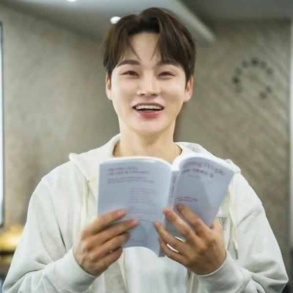 The most loved look of Park Seojin today