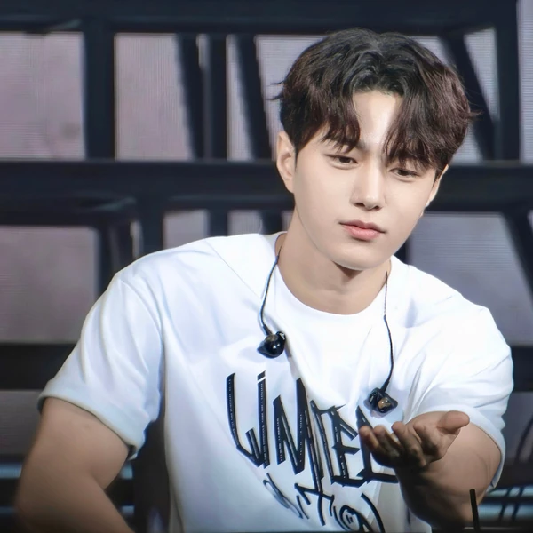 The most loved look of Kim Myungsoo (L) today