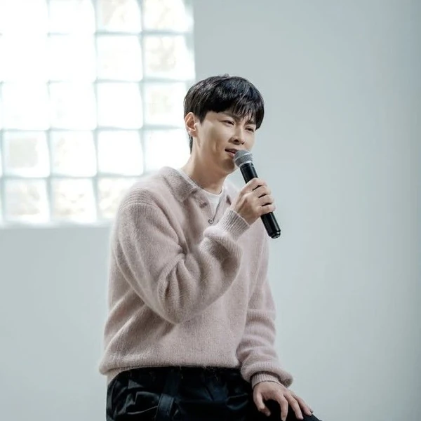 The most loved look of Min Kyunghoon today