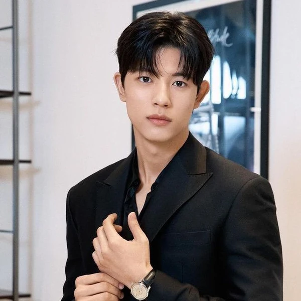 Popular photo full of fans’ love for Lomon