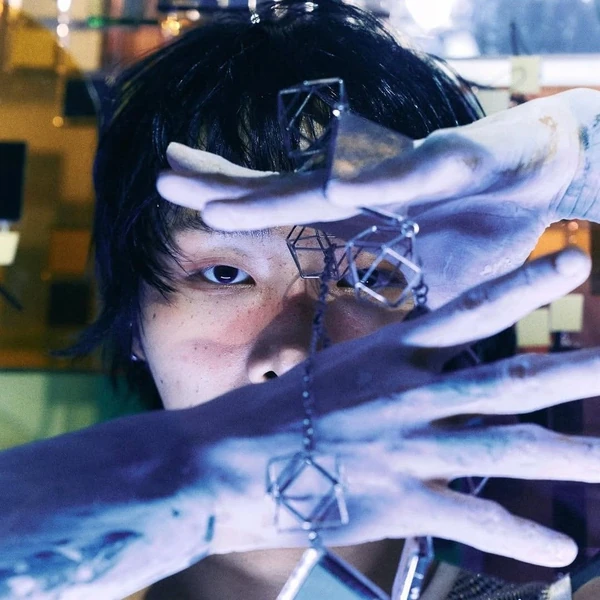 Popular photo full of fans’ love for Ki Moogan