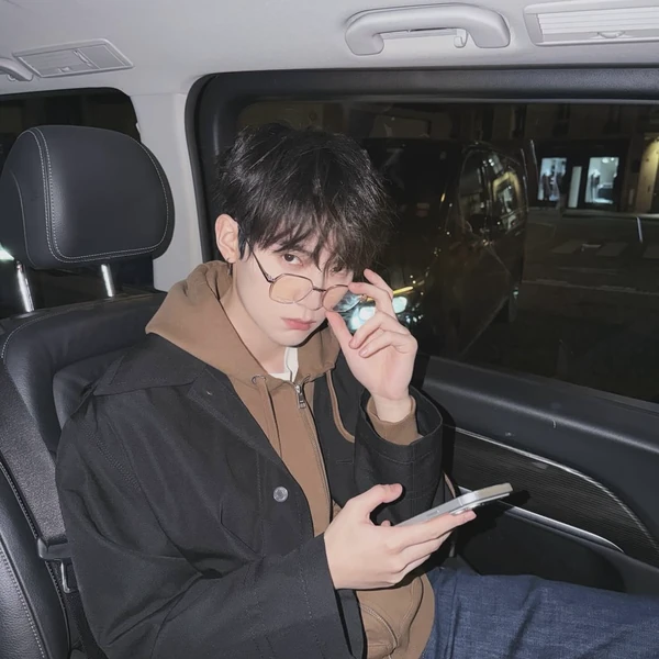 Popular photo full of fans’ love for Zhou Yiran