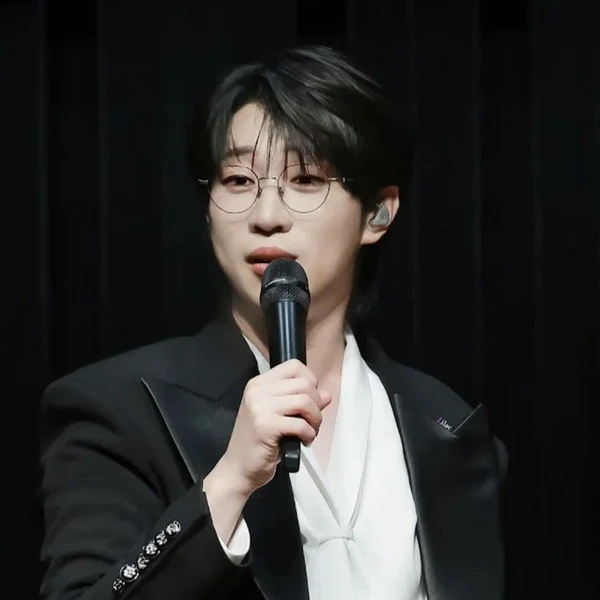 Popular photo full of fans’ love for An Sunghoon