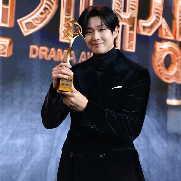 The most loved look of Choi Wooshik today