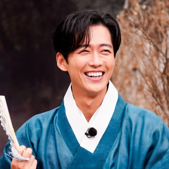 The most loved look of Namkoong Min today