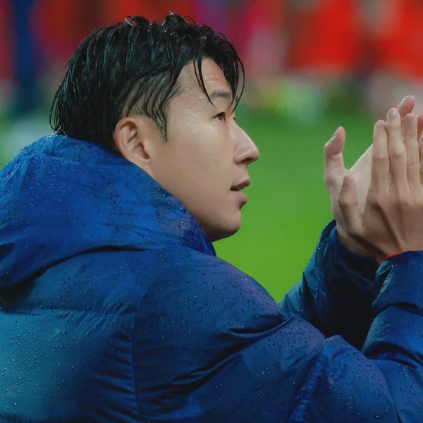 粉丝团打造的Son Heungmin第一名横幅帖子