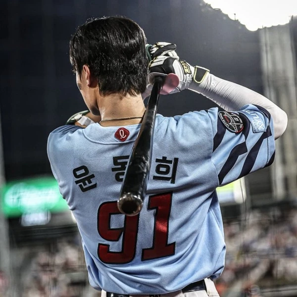 Foto utama yang menunjukkan pesona Yoon Donghee