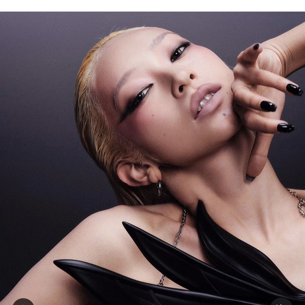 Popular photo full of fans’ love for KYOKA